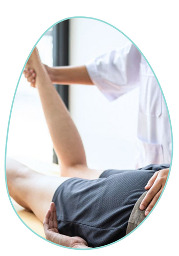 Fisioterapeuta realizando ejercicios de pierna a un hombre