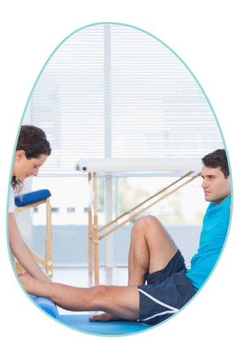 Fisioterapeuta realizando ejercicios a un hombre