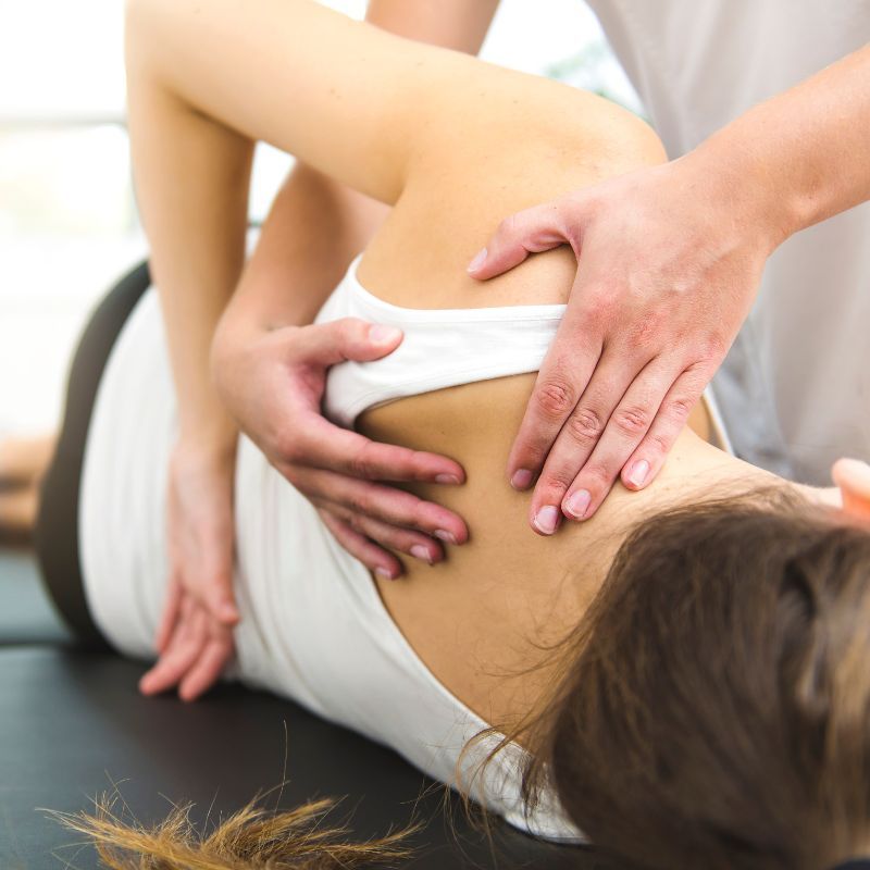 Mujer recibiendo masaje en la espalda